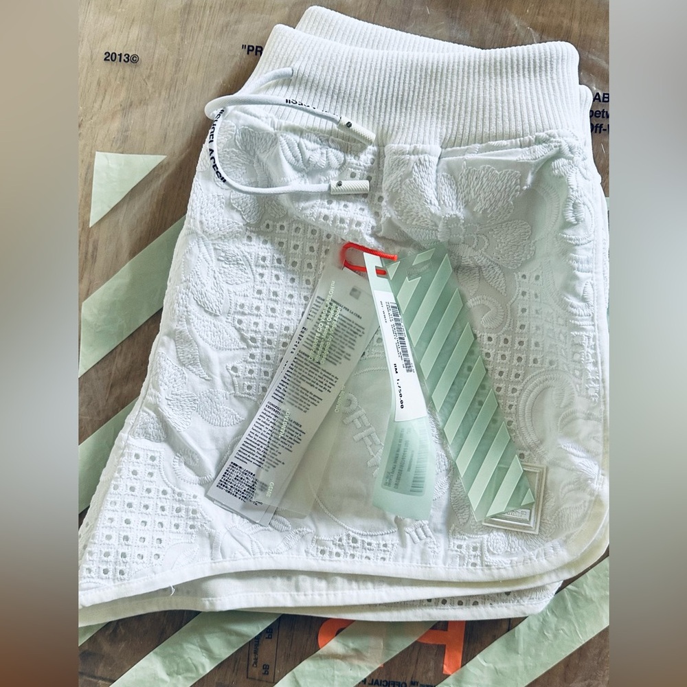 OFF-WHITE shorts new condition w/ tag removed